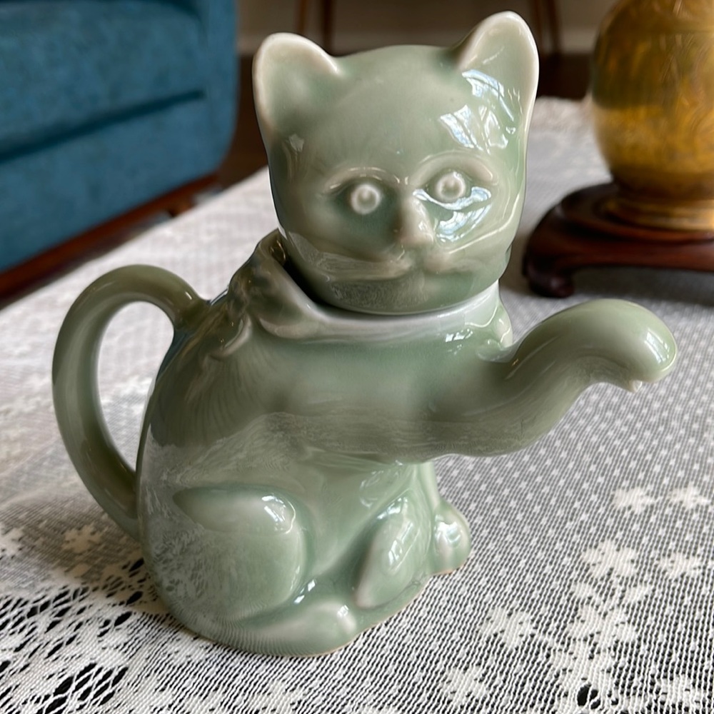 Vintage Chinese cat creamer/milk pitcher